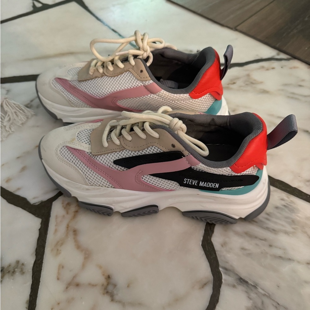 Steve Madden Tennis Shoe Size 7